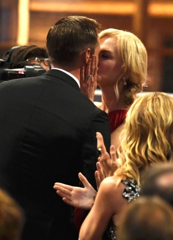 Két pasit csókol Nicole Kidman az Emmyn