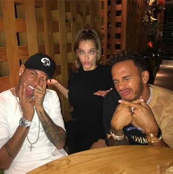 Palvin Barbi ismét sztárokkal bulizott