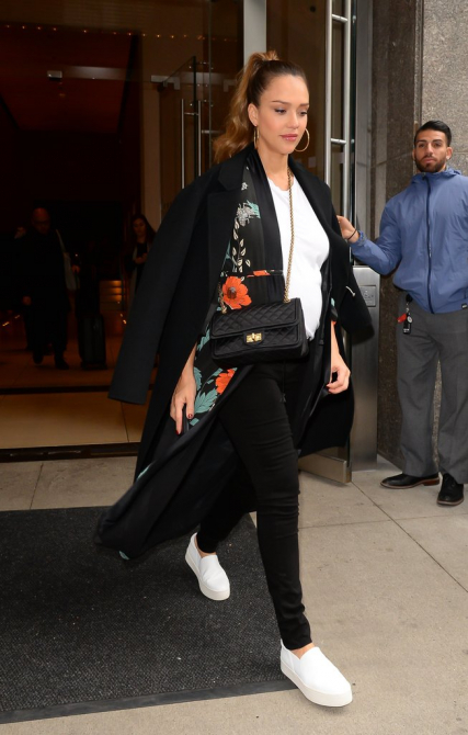 Galéria: Jessica Alba elbűvölő kismamastílusát te is imádni fogod!