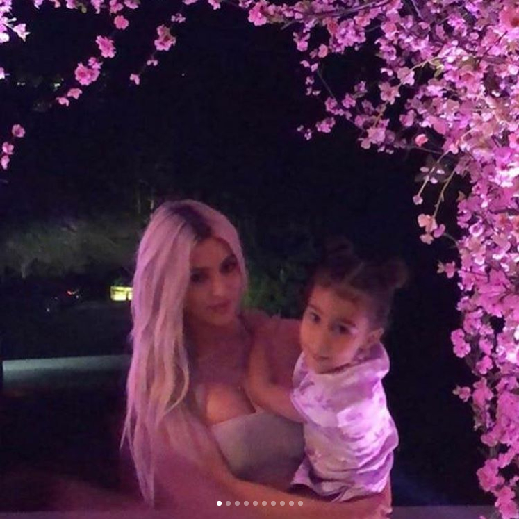 Galéria: Kim Kardashian babaváró bulija
