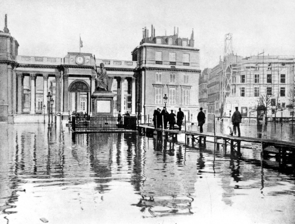 Galéria: Párizs lassan Velencévé változik, akár csak az 1900-as évek elején - FOTÓK