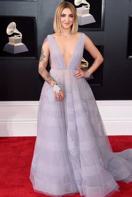 Galéria: Sztárok, akik fehér rózsát viseltek a 60. Grammy-n