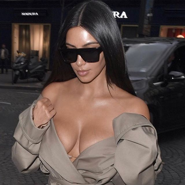 Galéria: Kim Kardashian teljesen átlátszó ruhában flangált