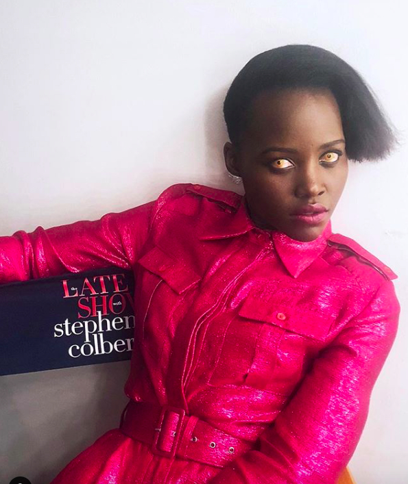 Galéria: Lupita Nyong'o narancs és pink kombója