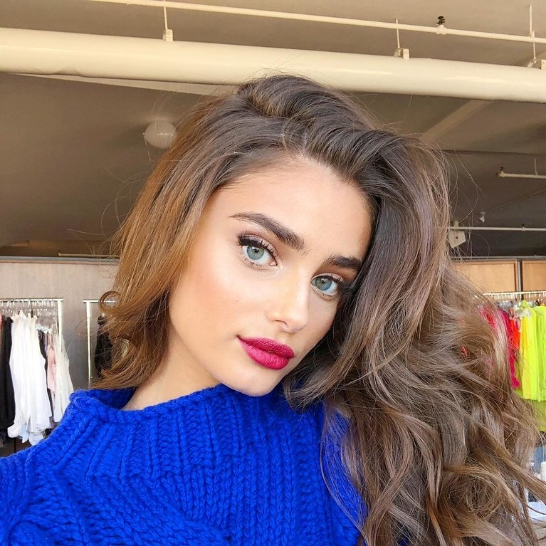 Galéria: Taylor Hill gyönyörű arca, amiért a Lancome is rajong