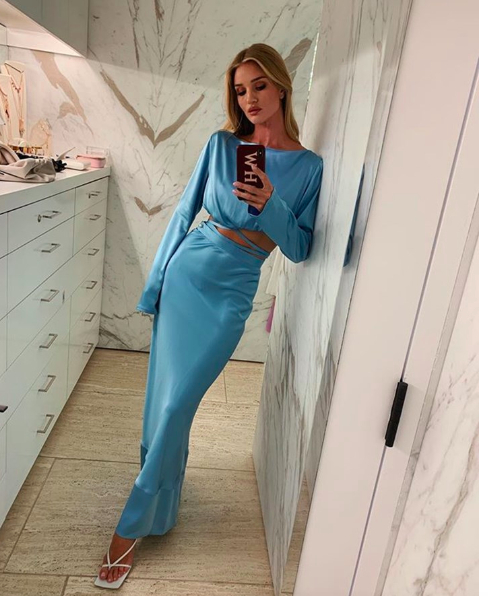 Galéria: Rosie Huntington-Whiteley tökéletesen kombinálja az alapdarabokat