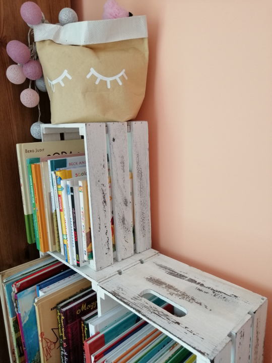 Galéria: Könyvespolc helyett faládák a gyerekszobában