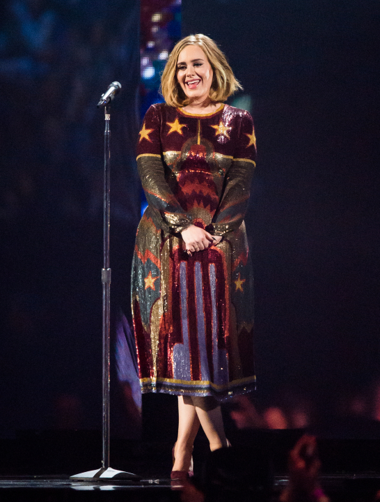 Galéria: Adele a színpadon és a vörös szőnyegen