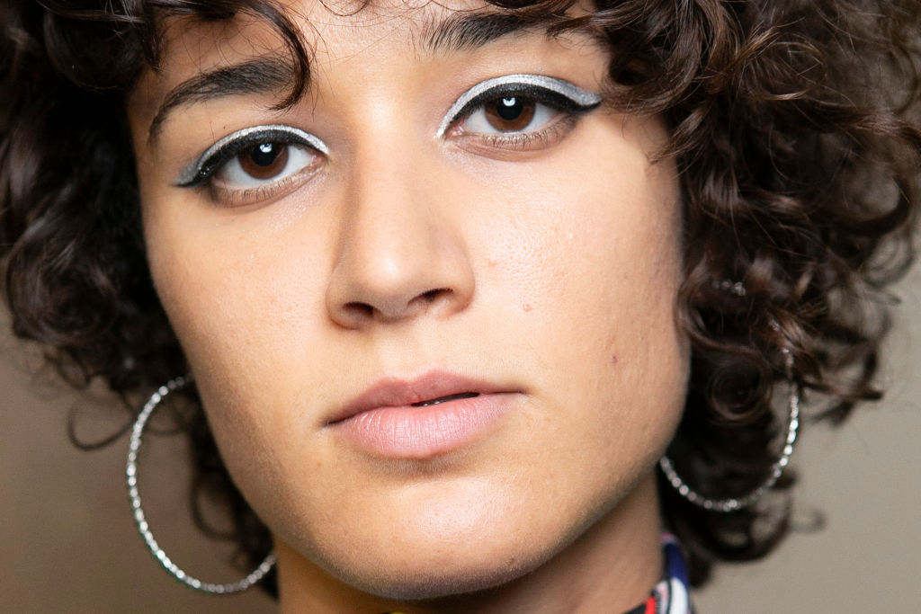 Galéria: Tusvonal újragondolva – szilveszteri sminktipp
