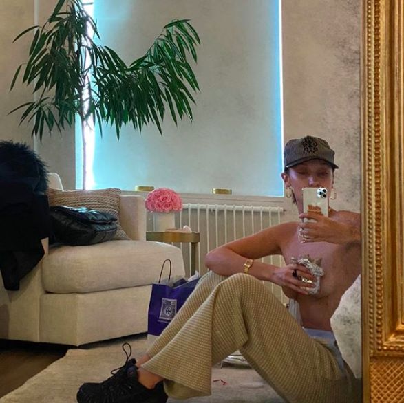 Galéria: A topmodellek így hordják szexin a karanténban a tréningnadrágot