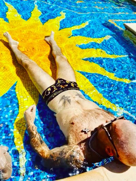 Galéria: Robbie Williams sportos testtel és kopaszon karanténban (+1 kacér kép)