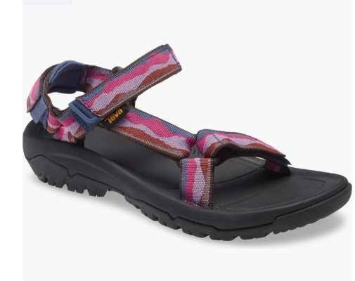 Galéria: Kopizd le a stílusát: Gigi Hadid kényelmes nyári szandálját te is imádni fogod