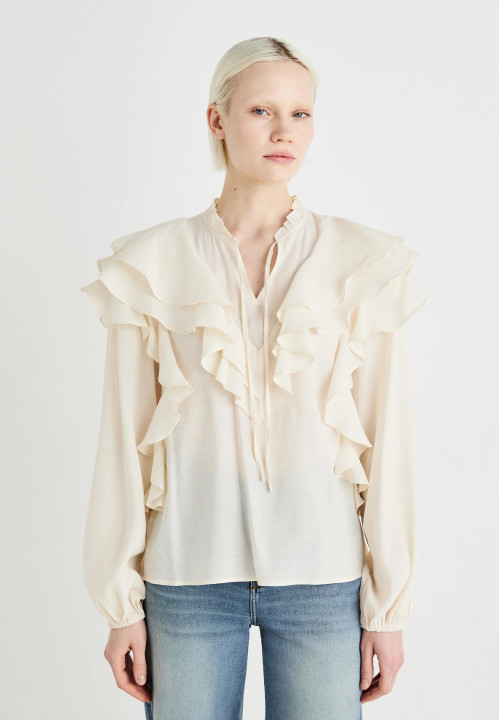 Galéria: Kopizd le a stílusát: Amal Clooney romantikus tavaszi blúza