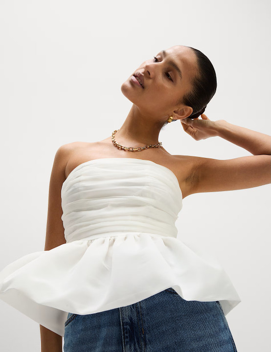 Galéria: Fehér pólók helyett: 2025 tavaszán és nyarán ezek a topok hódítanak