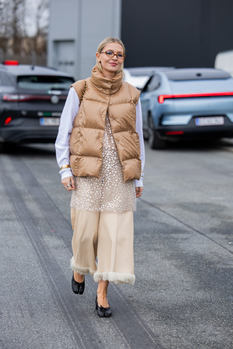 Galéria: 7 outfitötlet 2026 telére: Így viselik a stílusos nők a pufimellényt