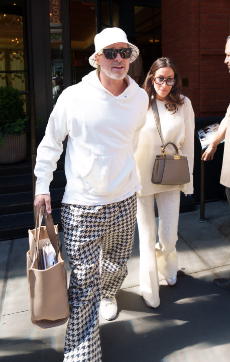 Galéria: Feltűnt? Brad Pitt mindig úgy néz ki, mint az épp aktuális csaja