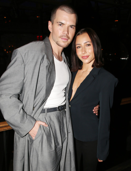 Galéria: Fotók: Íme, kikkel járnak a való életben A Bridgerton család sztárjai