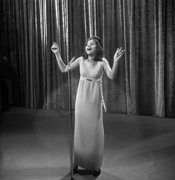 Galéria: A nő, aki 84 évesen is maga a nagybetűs stílus és könnyed lazaság - Barbra Streisand stílusnapló