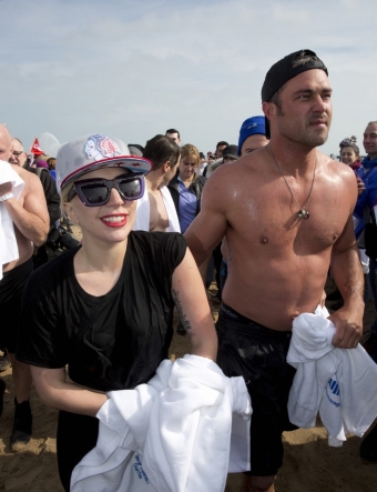 Lady Gaga jeges vízben úszott félpucér pasijával