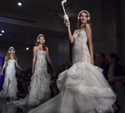 Borítókép: A 21. század esküvői szettjéhez menyasszonyi szelfibot jár!