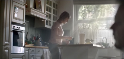 Borítókép: Mit tesz a furfangos menyecske, ha a férje elmulasztja feltörölni a kiömlött kávét?