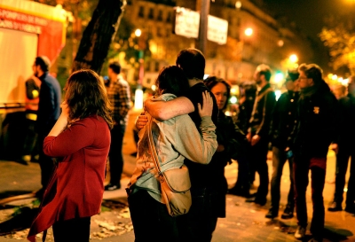 Borítókép: A párizsi merényletek másnapján dermedten áll a világ