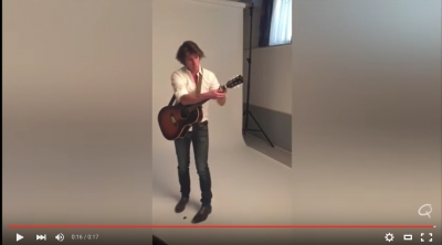 Borítókép: Kiss Tibi gitározik az Éva címlapfotózásán – nézd meg a werkvideót!