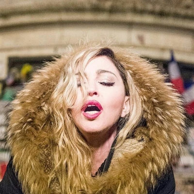 Borítókép: Nézd meg Madonna párizsi meglepetés-koncertjét!