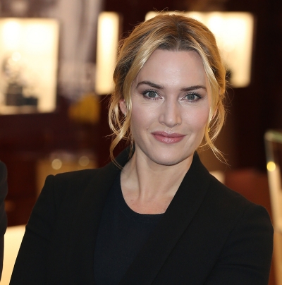 Borítókép: Halálvicces videón mutatja be Kate Winslet élete legnagyobb ruházati balesetét