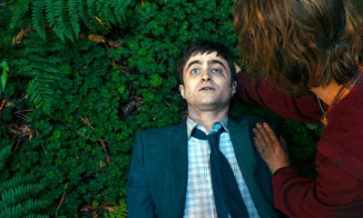 Borítókép: Daniel Radcliffe szellentős filmjét meglepő módon nem meszelték el a kritikusok