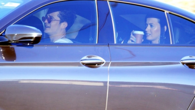 Katy óvatos volt és hátra ült, de egy paparazzo így is kiszúrta az álompárt