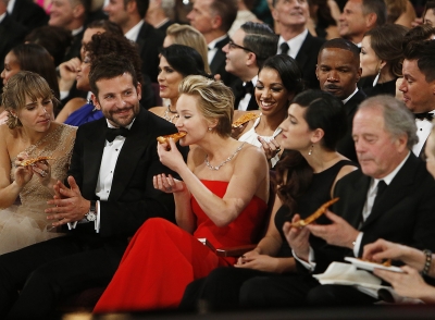 Borítókép: Galéria: sztárok, akik egyszerűen IMÁDJÁK a pizzát