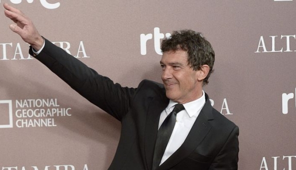 Borítókép: Antonio Banderas éppen Budán lófrál