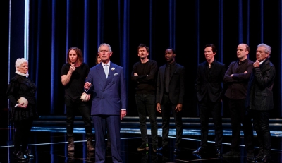 Borítókép: Károly herceg és Benedict Cumberbatch együtt játsszák Hamletet a színpadon