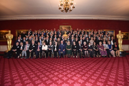 Borítókép: Így néz ki 131 Oscar-díjas egy brit hercegi pár társaságában