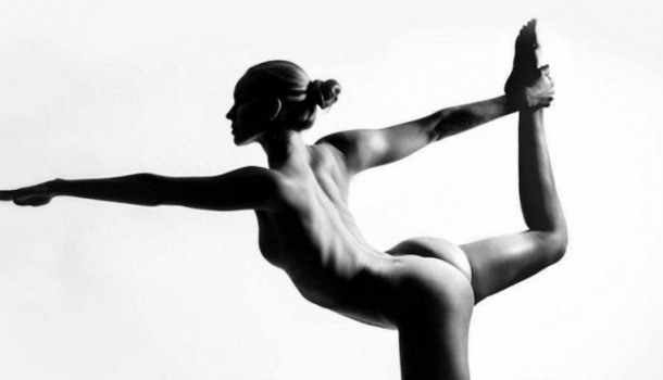 Borítókép: Dobd le a textilt! Itt az új őrület, a meztelen jóga – VIDEÓ