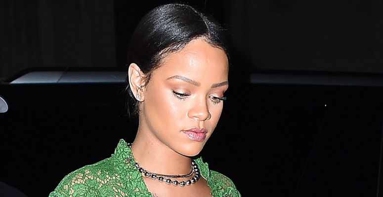 Rihanna talpig zöld, átlátszó ruhában, melltartó nélkül - Nem semmi!