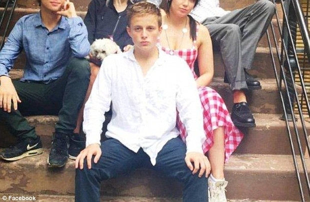 Jake 24 évvel fiatalabb a modellnél