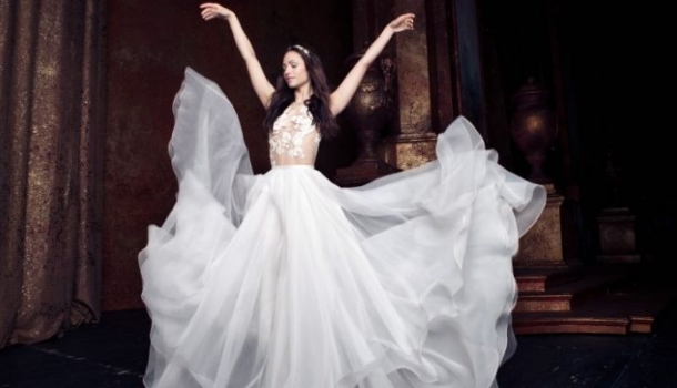Borítókép: Ilyen egy Daalarna esküvői ruha, ha a balett világa inspirálja – FOTÓK 