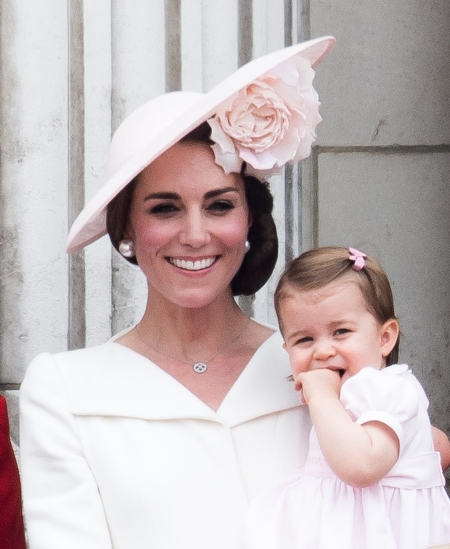 Borítókép: Nézzétek, az egyéves Sarolta hercegnő már integetni is tud!