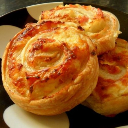 Borítókép: Sonkás-sajtos tekercs