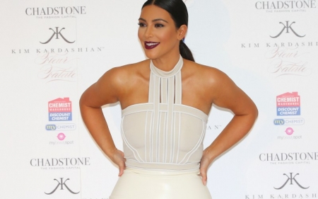 Borítókép: Ennyit javít egy átlagos női testen Kim Kardashian titkos alakformáló nadrágja – FOTÓK