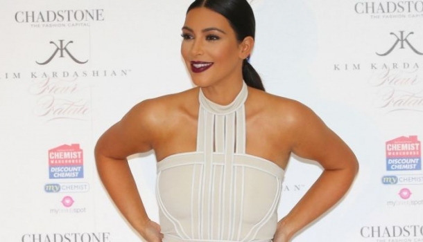 Borítókép: Ennyit javít egy átlagos női testen Kim Kardashian titkos alakformáló nadrágja – FOTÓK