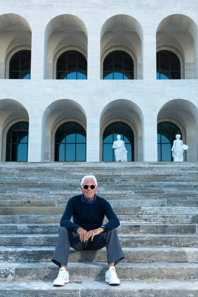  Giorgio Armani a Palazzo della CiviltItaliana, azaz “Az olasz civilizáció palotájának” épülete előtt