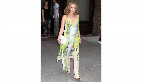 Borítókép: Kylie Minogue hű Cavallihoz