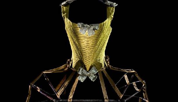 Borítókép: A hét divatkiállítása: Alvilági mechanizmus, avagy a sziluett indiszkrét története