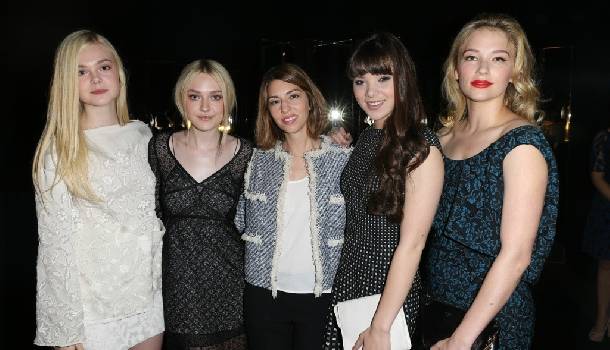 Borítókép: Sztárok a Louis Vuitton párizsi divatbemutatóján