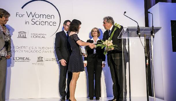 Borítókép: Díjazták a magyar kutatónőket