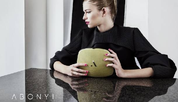 Borítókép: Szobrászból táskatervező: nálunk debütál Abonyi Alma első kampánya