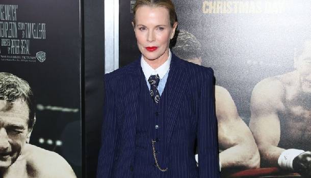 Borítókép: Kim Basinger merész választása